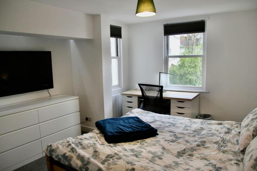 Vernon Place Town Centre, Vernon Cottage 3-Bed With Parking, 1A Vernon Court 2-Bed With Parking, 1B Studio No Parking, Off The High Street Next To Sandford Park Cheltenham Eksteriør bilde