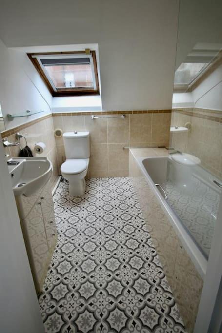 Vernon Place Town Centre, Vernon Cottage 3-Bed With Parking, 1A Vernon Court 2-Bed With Parking, 1B Studio No Parking, Off The High Street Next To Sandford Park Cheltenham Eksteriør bilde