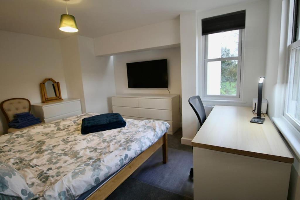 Vernon Place Town Centre, Vernon Cottage 3-Bed With Parking, 1A Vernon Court 2-Bed With Parking, 1B Studio No Parking, Off The High Street Next To Sandford Park Cheltenham Eksteriør bilde