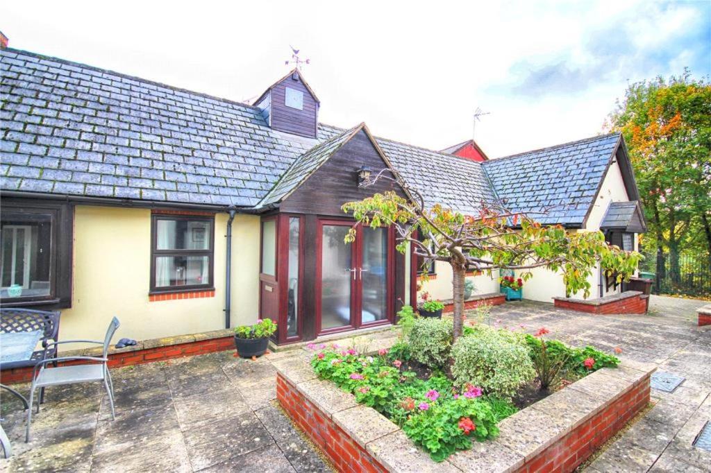 Vernon Place Town Centre, Vernon Cottage 3-Bed With Parking, 1A Vernon Court 2-Bed With Parking, 1B Studio No Parking, Off The High Street Next To Sandford Park Cheltenham Eksteriør bilde