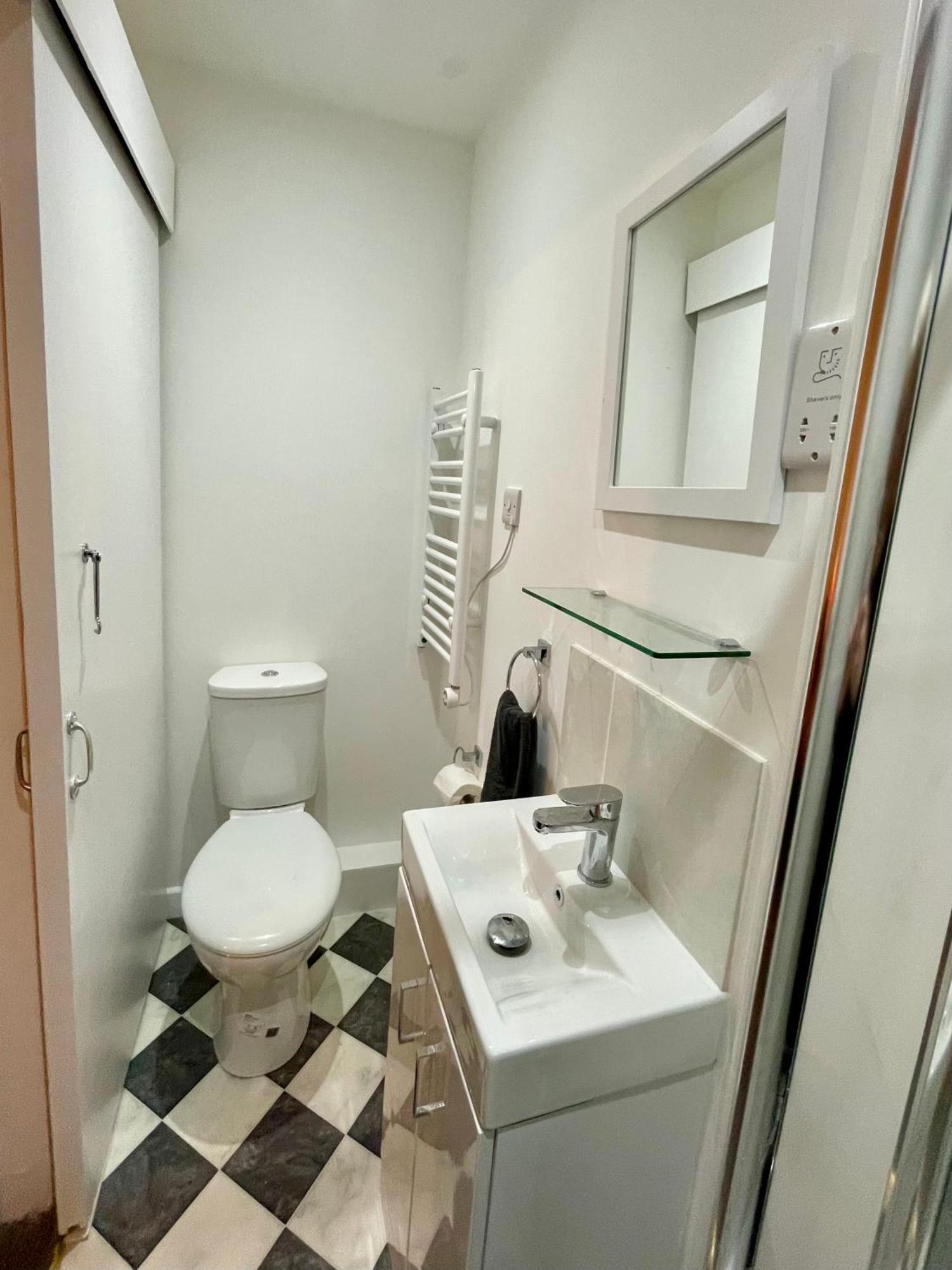 Vernon Place Town Centre, Vernon Cottage 3-Bed With Parking, 1A Vernon Court 2-Bed With Parking, 1B Studio No Parking, Off The High Street Next To Sandford Park Cheltenham Eksteriør bilde