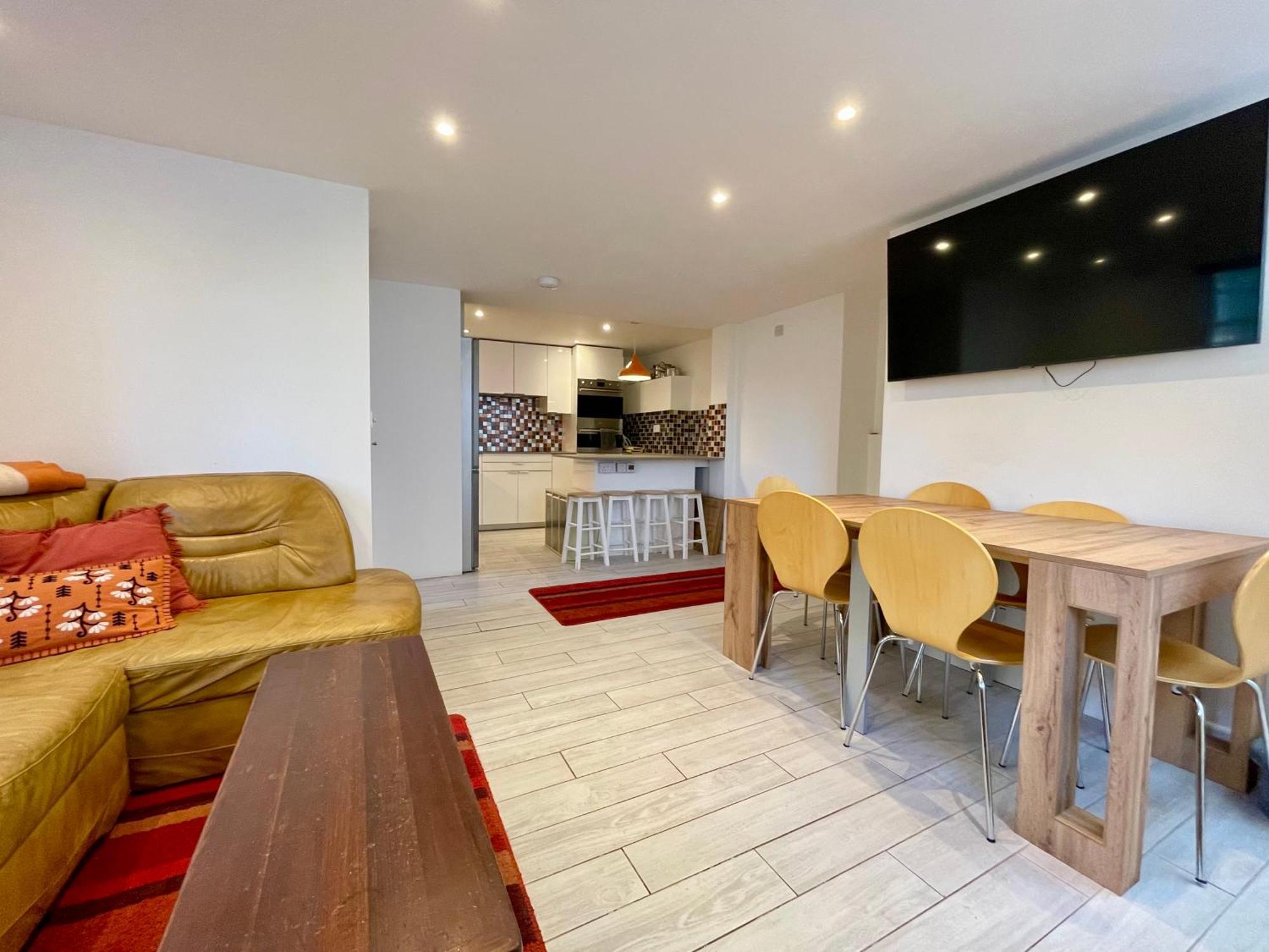 Vernon Place Town Centre, Vernon Cottage 3-Bed With Parking, 1A Vernon Court 2-Bed With Parking, 1B Studio No Parking, Off The High Street Next To Sandford Park Cheltenham Eksteriør bilde