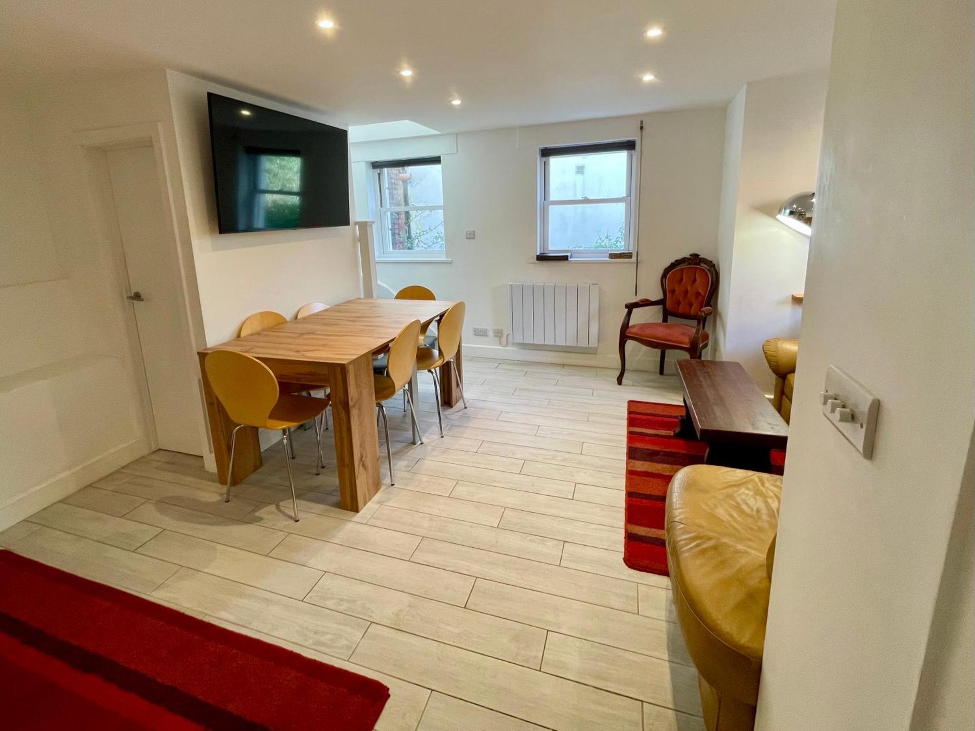 Vernon Place Town Centre, Vernon Cottage 3-Bed With Parking, 1A Vernon Court 2-Bed With Parking, 1B Studio No Parking, Off The High Street Next To Sandford Park Cheltenham Eksteriør bilde